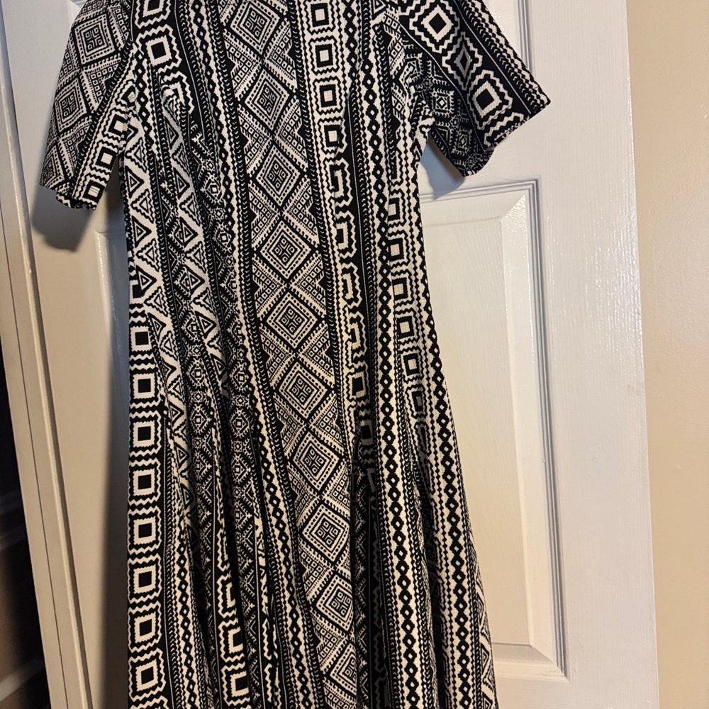 Gabby Skye Black and White A-Line Dress with Raglan Sleeves